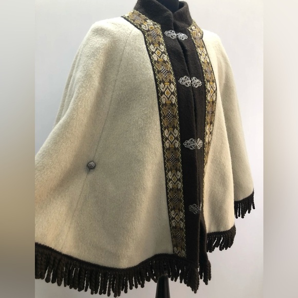 1970s Fringed Embroidered Cape in wool by A.S Evebofoss. - Picture 5 of 15